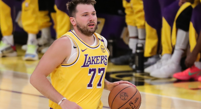 白人躯壳黑人之魂！东契奇用街球美学撕碎NBA种族傲慢
