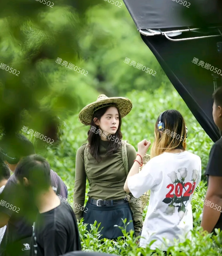 莫干山偶遇欧阳娜娜，第一次get到了她的颜值，本人又瘦又美，眼神纯净气质清新本人