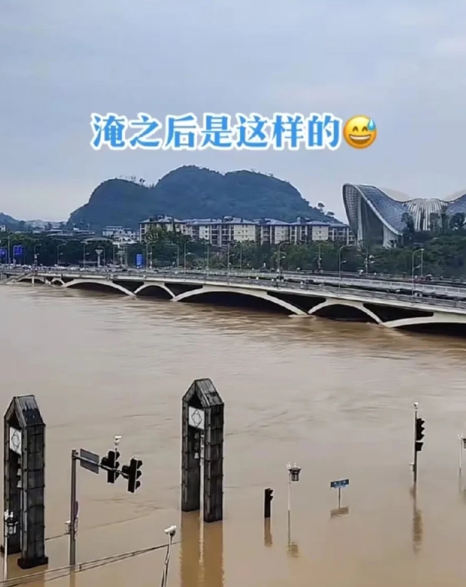现广西桂林连续几十天的强降水 ，大暴雨。已经淹没了很多 ，广西桂林超三十年一遇洪