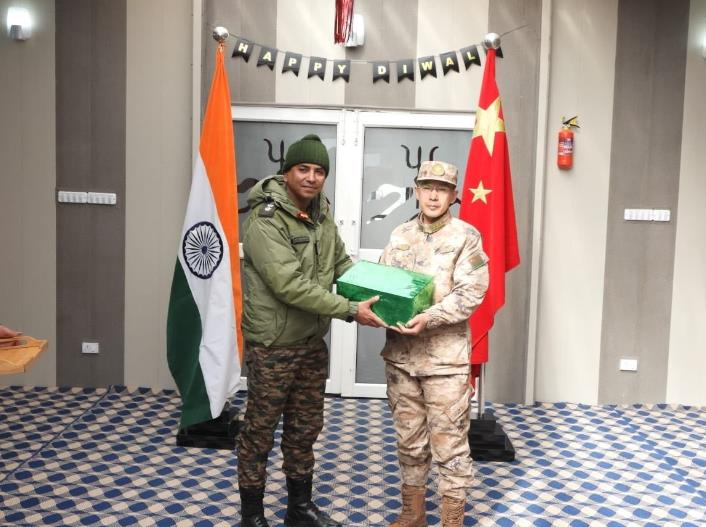 看来这一次印度没有食言，中印士兵竟然都在边境相互交换礼物了，这让人想起了当年朝鲜