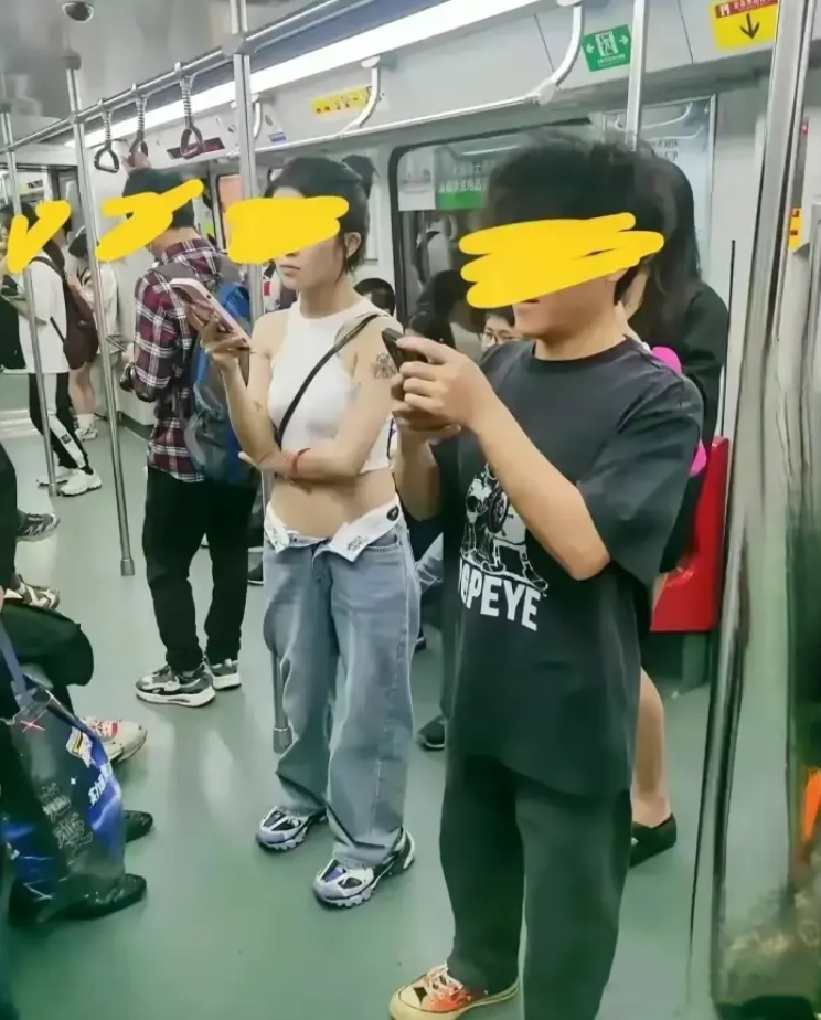 地铁上一位女子自己把裤子退到跨下，不知道的还以为是別人不小心退了她的裤子耍流氓呢
