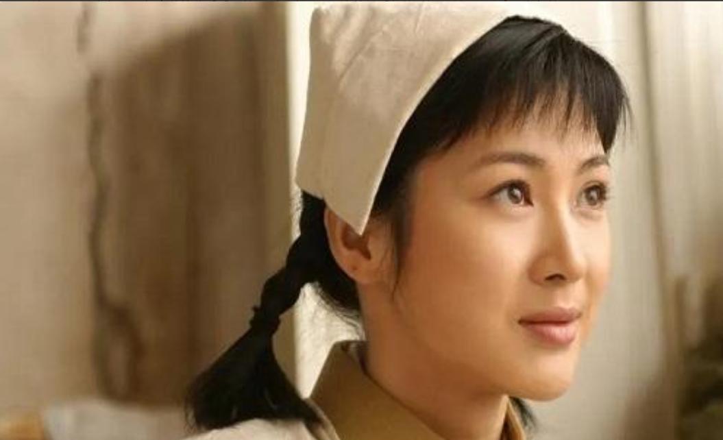 2011年，饰演李云龙老婆的童蕾，因800万别墅，抛弃相恋五年的男友周一围，投入