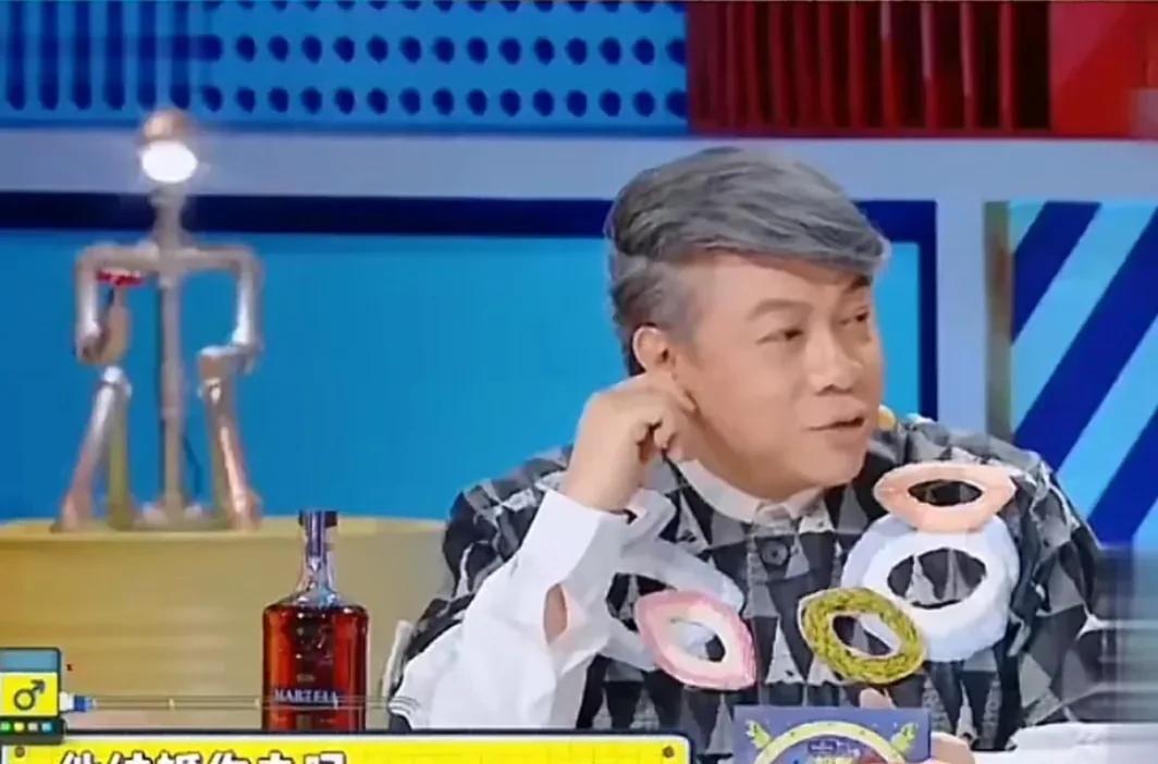 蔡康永问江疏影：“你跟你那位有名的前任，还是朋友吗？”江疏影沉默了片刻，说道：“