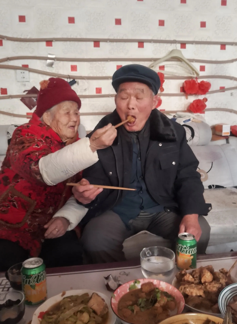 91岁的弟弟，来给97岁的姐姐拜年，吃饭时，姐姐不停地夹肉丸子，给弟弟吃，手足之