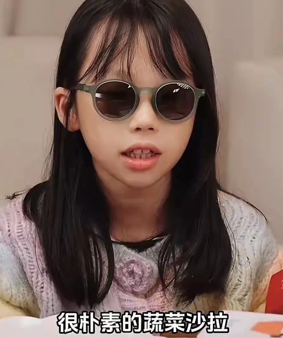 戴眼镜的小米粒一看就是女版秦昊，果然女儿长得还是像爸爸