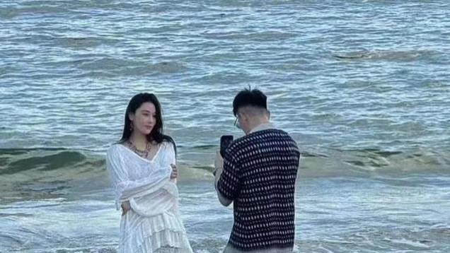 张馨予时隔6年晒求婚视频，何捷单膝跪地送钻戒，女方抱着花哭了
