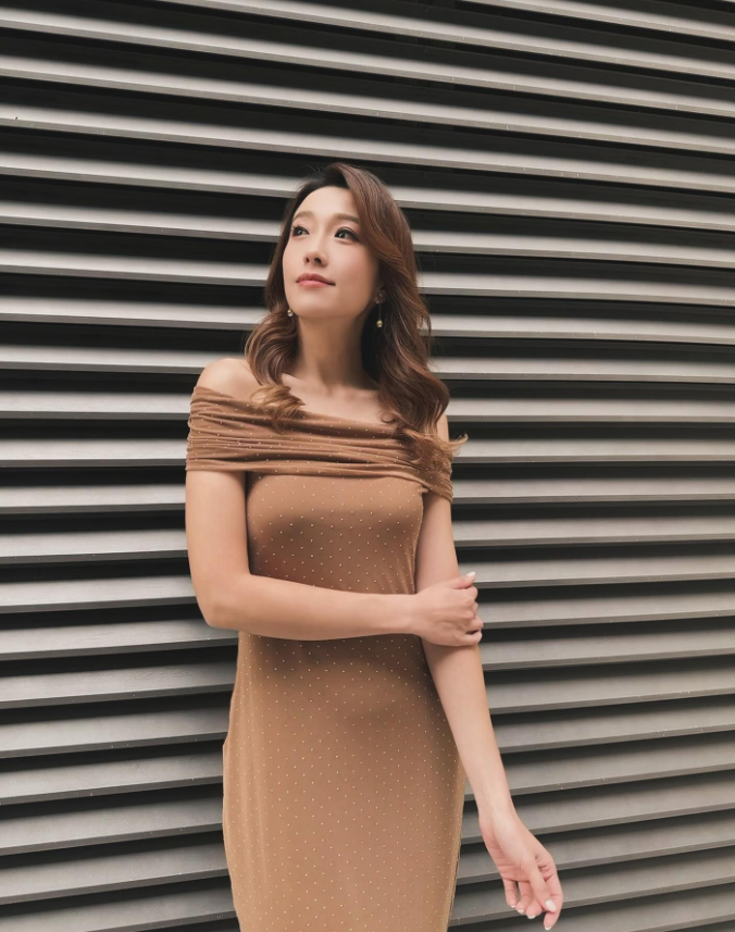 她在2003年已经在香港TVB拍戏，出道电视剧是《当四叶草碰上剑尖时》，她演技很