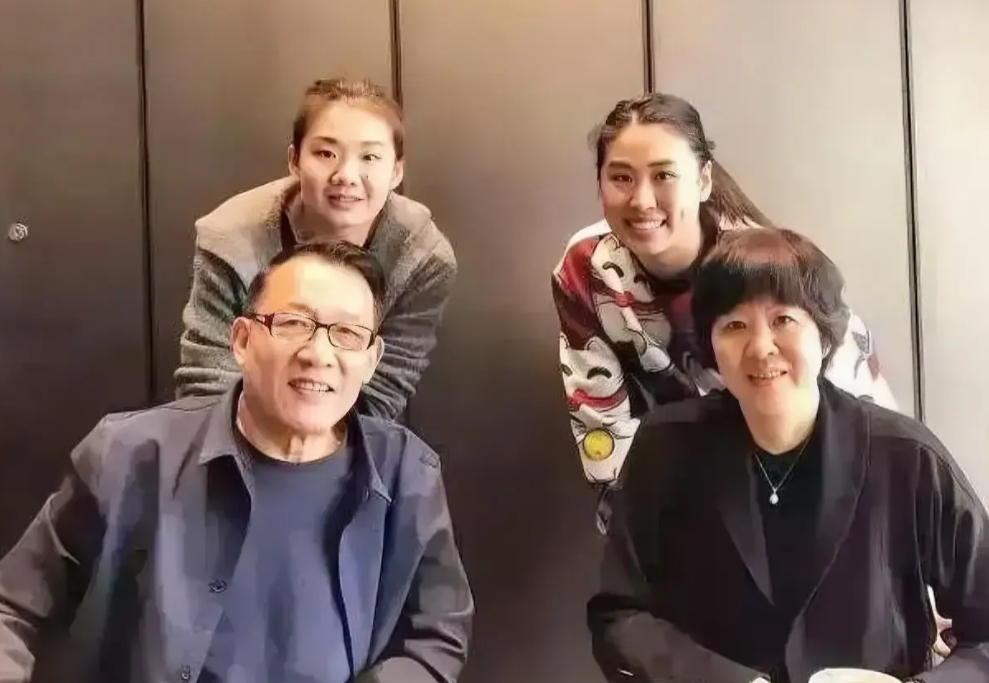 幸福的一家人，谁能看出来他们是组合家庭？
父亲是中科院教授，母亲是体育名将，女儿
