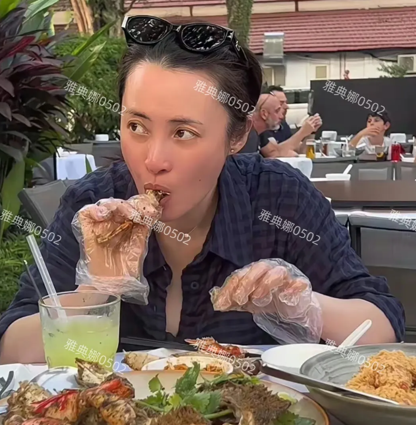 蒋勤勤真是天然的川渝大美女，年近50的她皮肤紧致白皙无瑕疵，眉清目秀气质好，性格