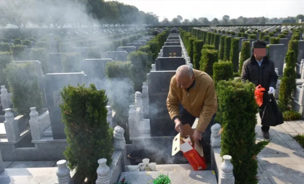 云南，一68岁大爷，去公墓拜祭父母，却被对方要求，续交20年墓地管理费，大爷回呛