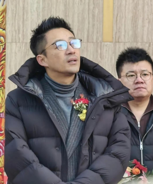 汪小菲在兰州的新店开业啦！当天他一身笔挺西装亮相，那面料看着就高级，修身款式衬得