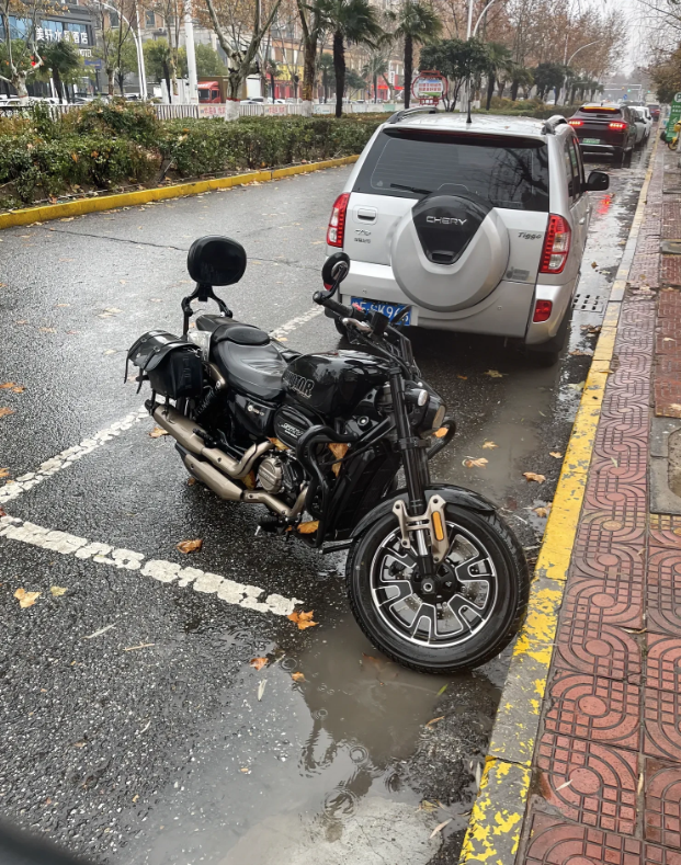 好可怜的摩托车，它的主人应该把它遗忘在这里了吧，停这里好久了，天天灰头土脸的，牌