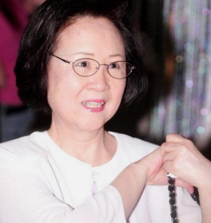 所以琼瑶她最终选择自杀，只有这样，才能让世人知道她遇到了渣男，让平鑫涛背上骂名，