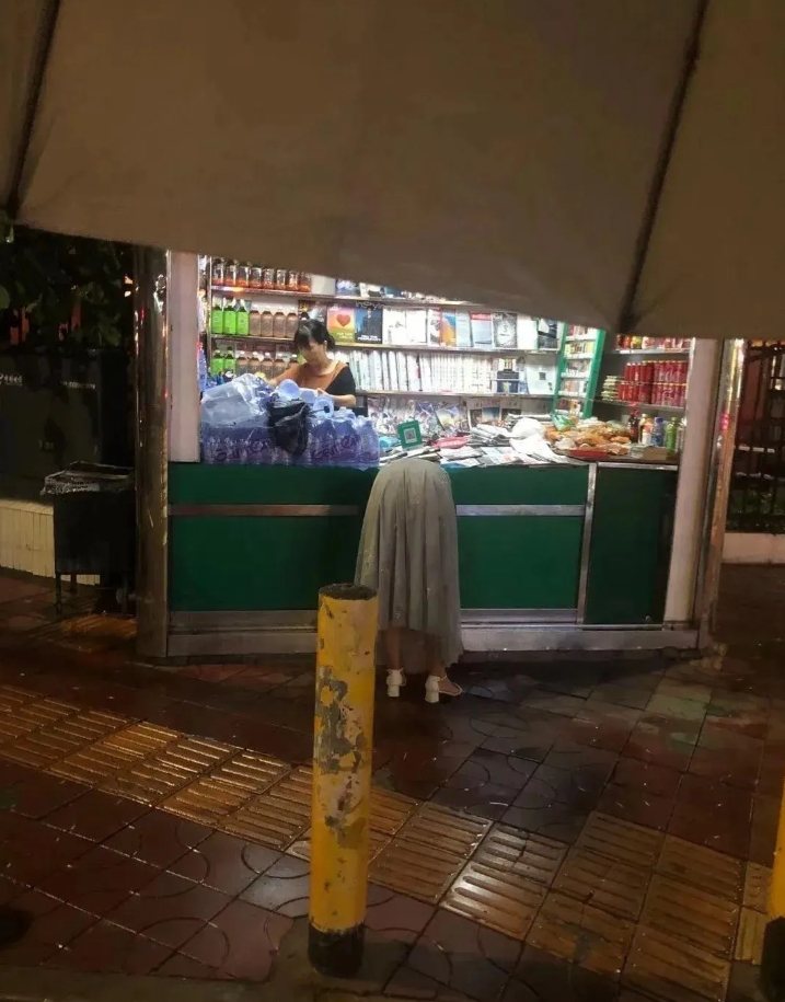 下楼去超市，这一看还以为是半截身子的女鬼呢？这也太没有违和感了！