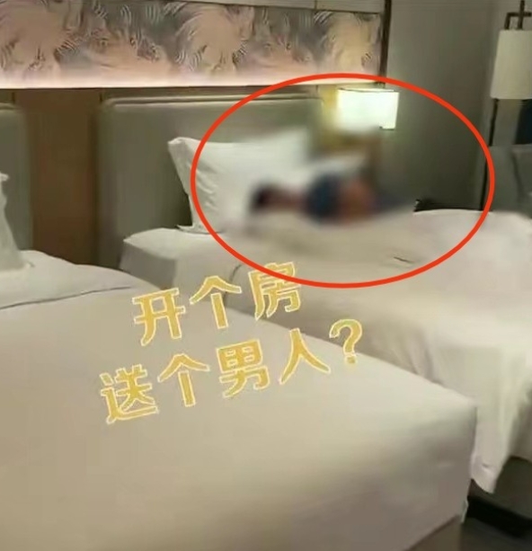 广东，汕尾。女子小刘和朋友深夜入住酒店，办理手续后直奔房间，打开房门的那一刻，她