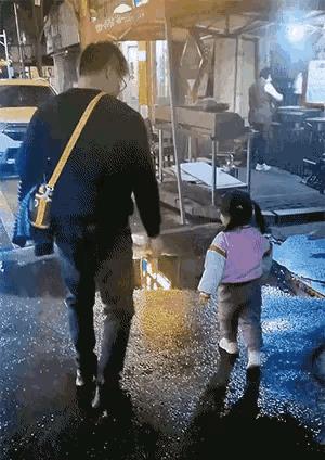 爸爸带着他家宝贝闺女走在路上，小姑娘一眼就看见了个水坑，兴奋地想跳过去。爸爸一方