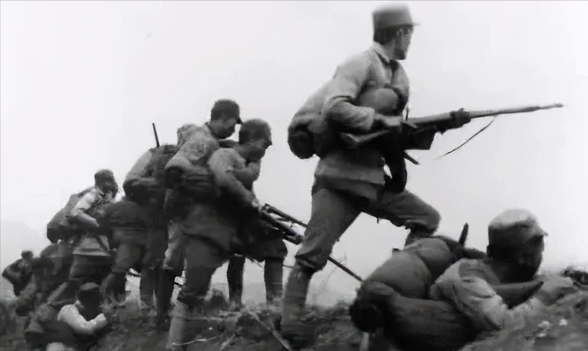 抗战中，八路军夜袭据点，尖刀连隐蔽良久，眼看就要到攻击时间，前沿突然一阵枪响，连