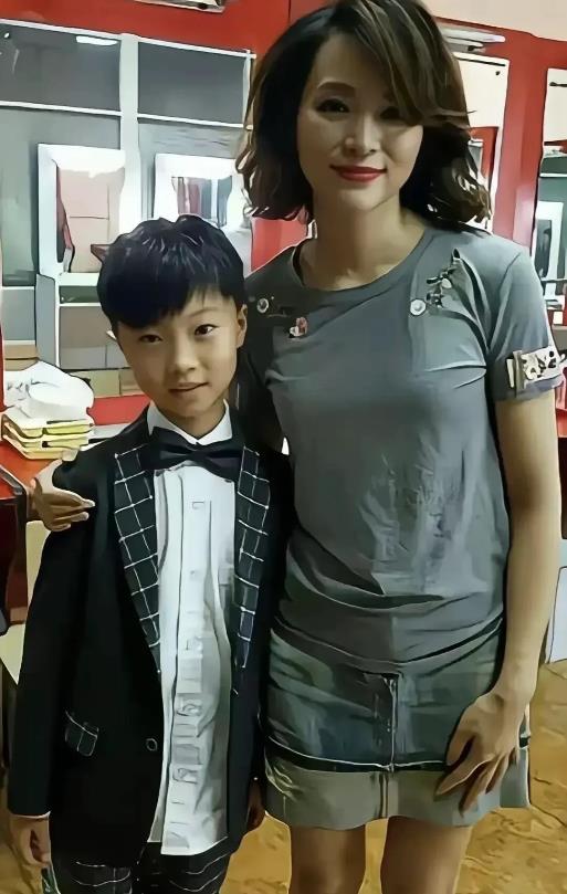 离开了央视，她也成为了路人,平淡的中年妇女一枚。虽然综合素质不如周涛，颜值不如刘