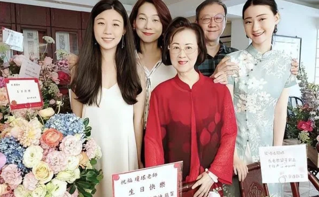 琼瑶与其独子留下了一张温馨的合影，照片中流露出母子间深厚的情感纽带。琼瑶的子女，