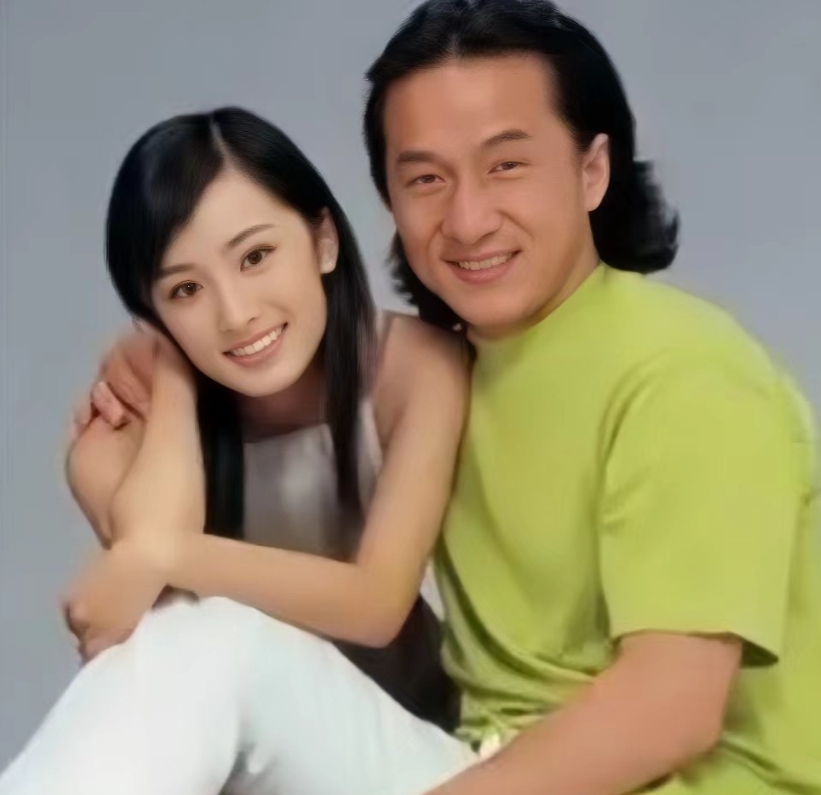 2003年，49岁的成龙和17岁的杨幂合作广告的照片。镜头下的成龙搂着杨幂，两人