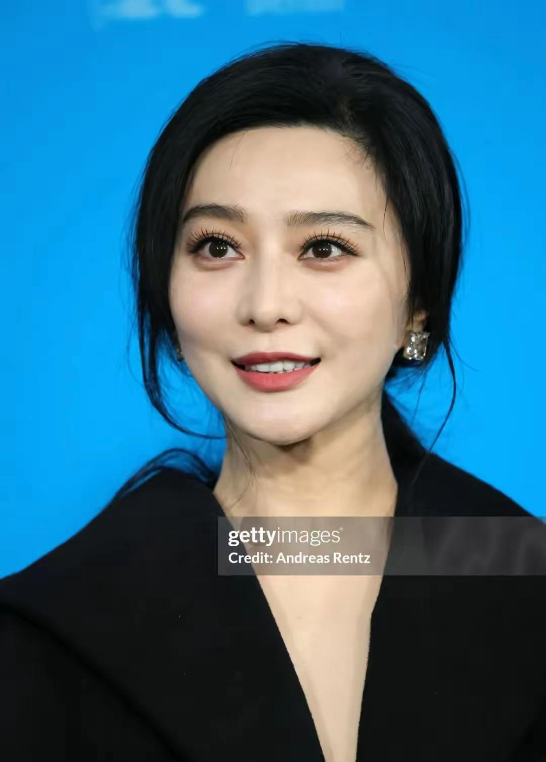 锁姐又参加国际电影节了。
还是一个竞赛单元的评委。
话说礼服肯定会秀不停。一套一