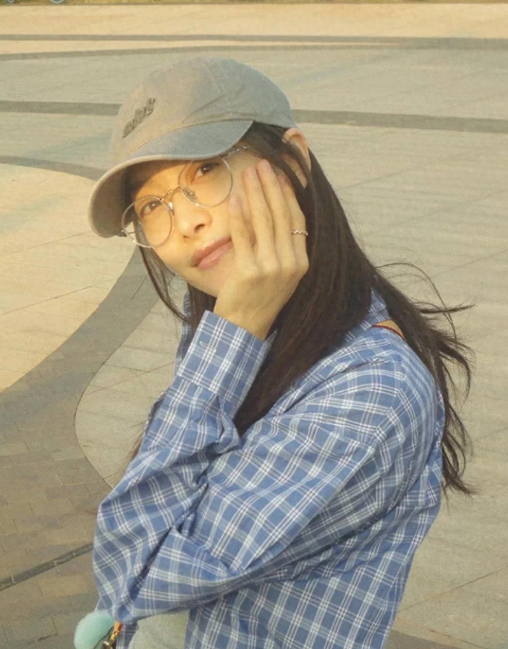 我最近刷到宋茜在海边拍的照片，直接美到我心巴上！
你们看那组图，她素颜出镜，皮肤