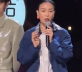 我觉得无论是平时洗澡时唱歌，还是在《歌手》舞台上演唱，对于我来说都是一样神圣。
