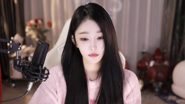 女主播被家里催婚，直言刷到榜一可以培养感情，不结婚是因为自卑