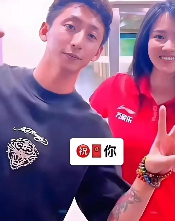 画面中的奥运五冠王陈若琳长发垂肩，粉面含春，笑容如露，美得让镜头含羞哈！

男友
