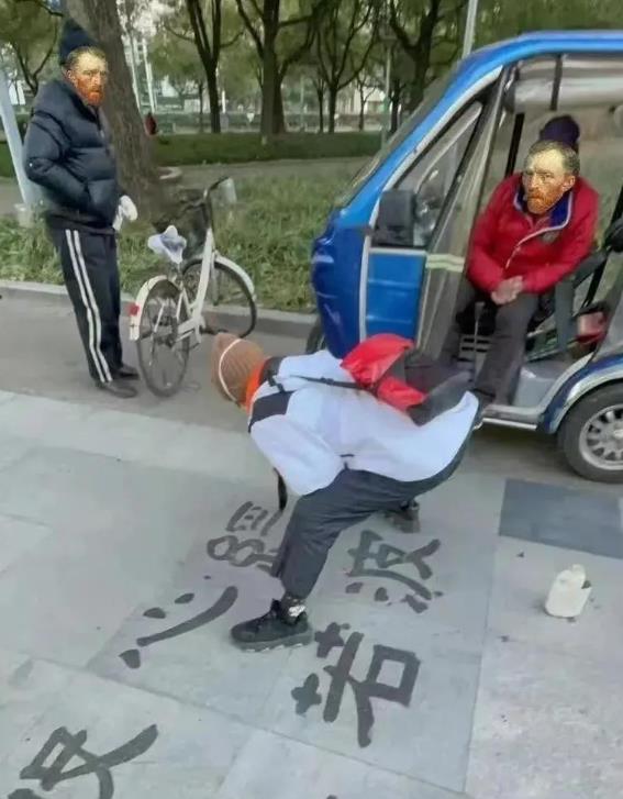 孙俪从初出茅庐的青涩演员，凭借扎实演技成长为影视圈中流砥柱。近日，她叉腿在公园秀