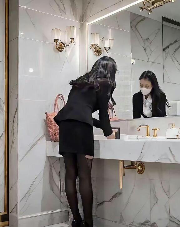 洗手间偶遇，怎样上去搭讪，要她的联系方式，让她记住呢？