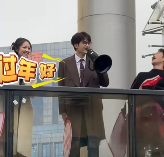 檀健次你是懂剧宣的！！
檀健次的滤镜2今日要上映了，去好六宣传新剧时，在和小炭火