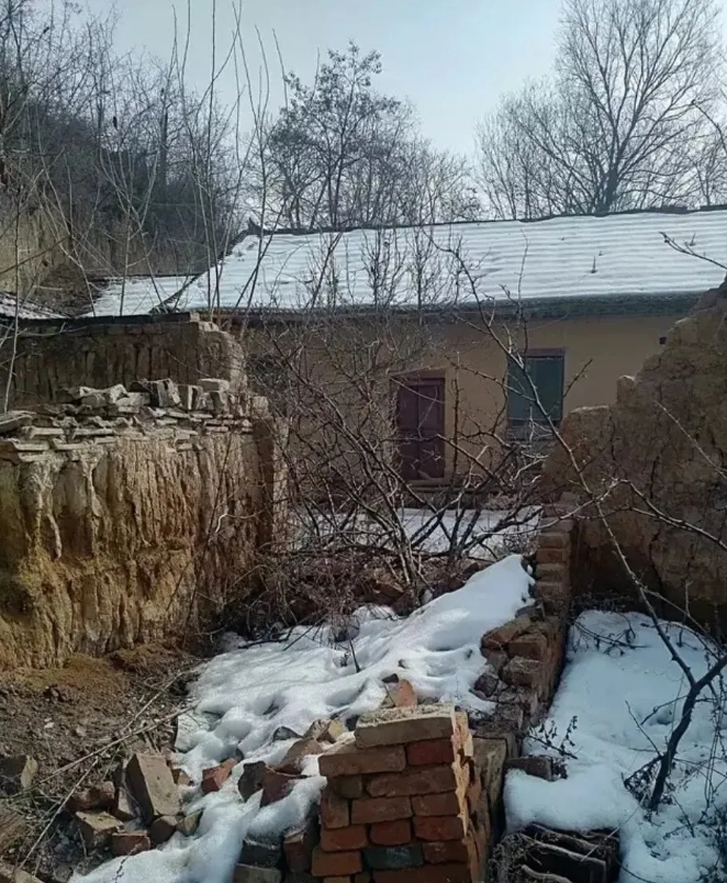 老公真是头犟驴，老家的一处旧宅子，邻居想给两万五千块钱买下来，他就是不卖。

我