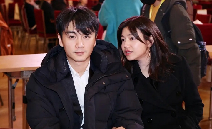 陈妍希和颖儿夫妇一起聚餐，没戴婚戒