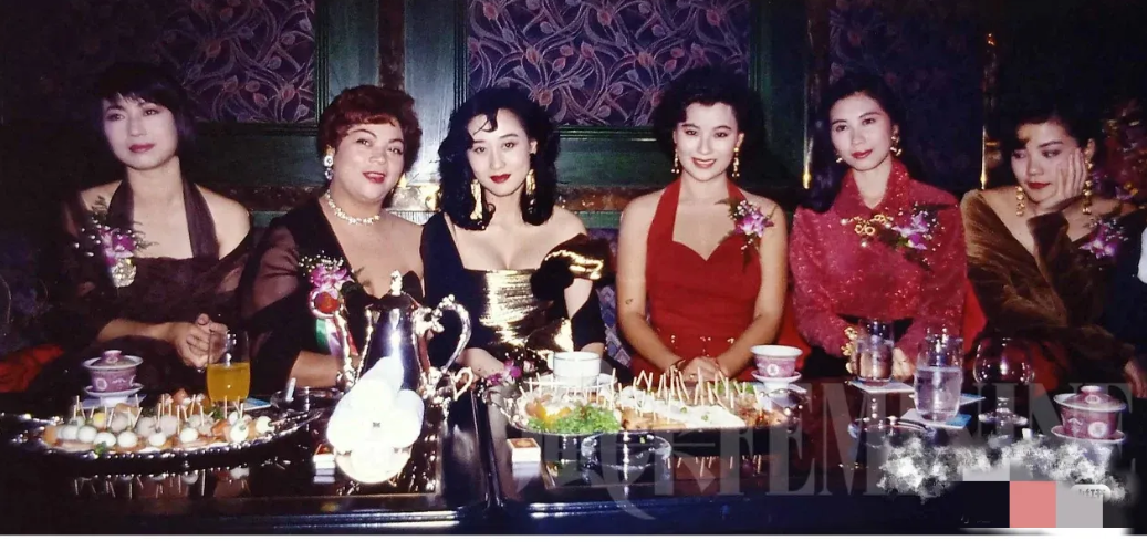 照片拍摄的时间是1990年，还叫王靖雯的王菲在香港刚刚出道一年，当时她受邀到吉隆