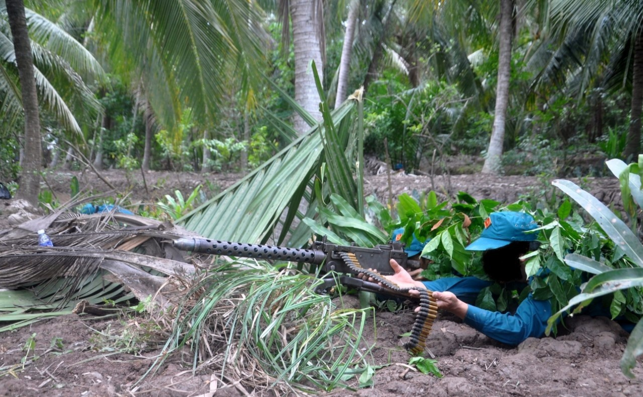 越南民兵的训练画面：一支配备了M1919勃朗宁中型机枪的越南民兵队伍，在丛林中进