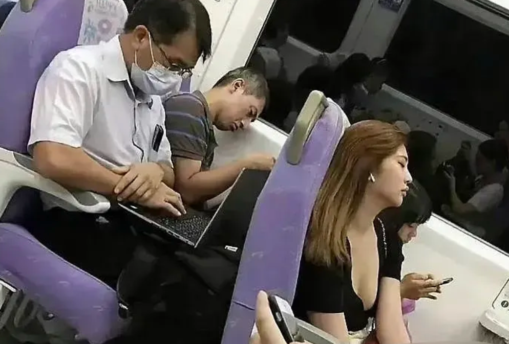 坐火车时还不忘工作，大叔真敬业