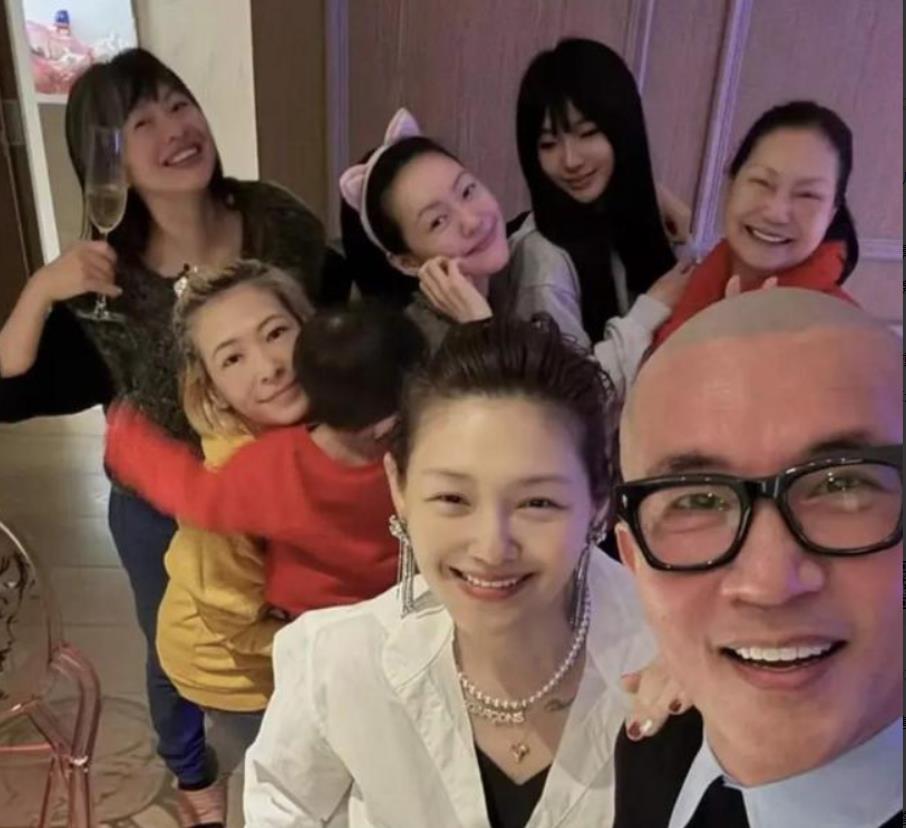 大S去世后，黄春梅小S母女二人的两个举动，说明她们还是心虚了！
在大S即将去世的
