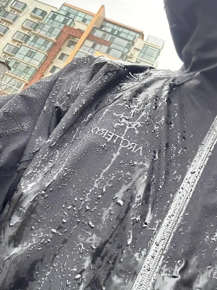 哭死，我5000多的鸟废了吗？？？
我斥巨资买的始祖鸟冲锋衣呀
咋机洗完一点都不