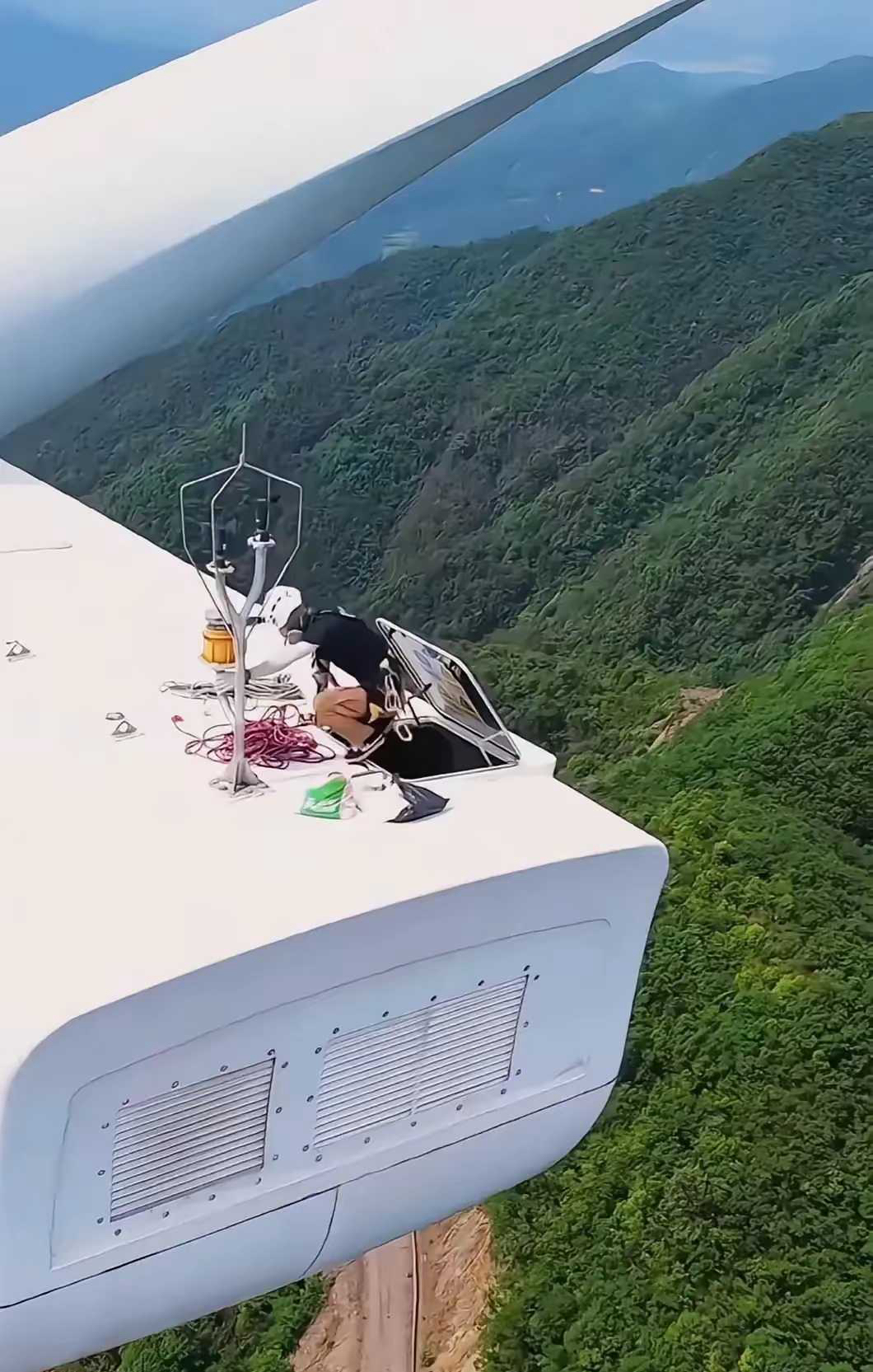 这个高空作业，1000块一天有干的吗！