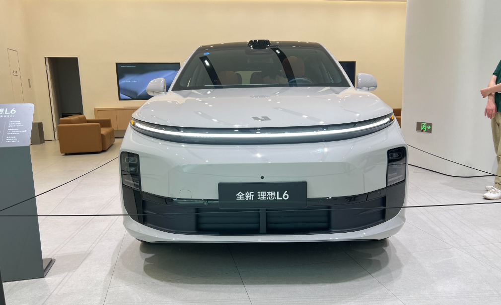 国内终于出现一款类似Model Y的神车了。
在国内市场，新能源SUV神车绝对是