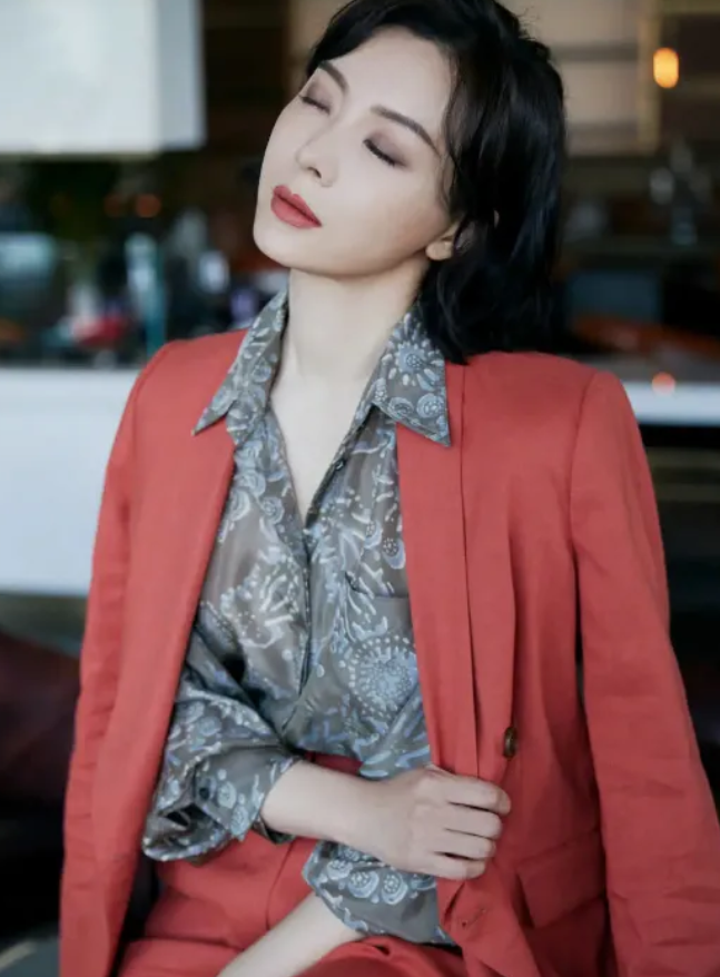 当年冯小刚筹集8000万，拍摄《集结号》，原定女主角是陈数，电影刚拍了5天，冯小