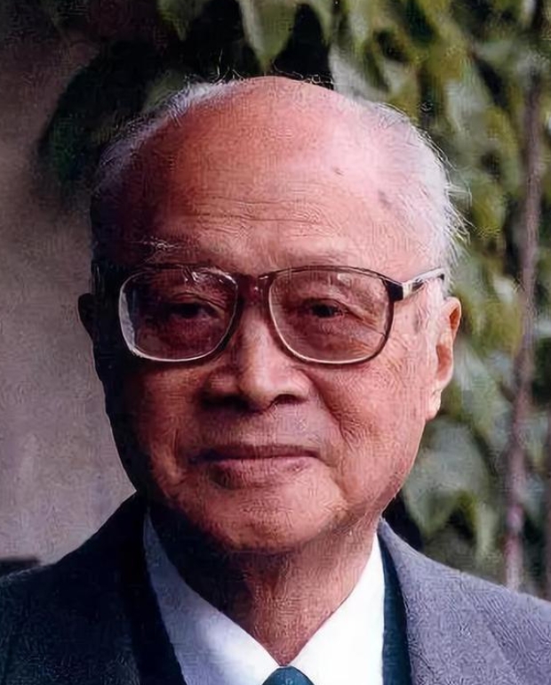 1960年，苏联撕毁协议，撤回所有派往中国的科学家，临行前，一位苏联专家悄悄告诉