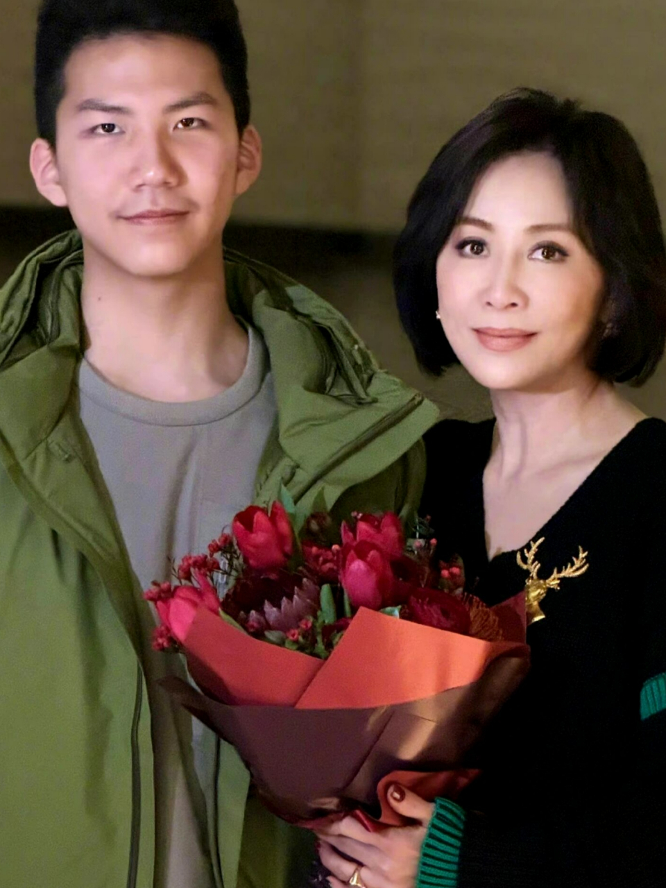 2015年，胡军儿子过生日时，刘嘉玲提出想做孩子的干妈，胡军立马答应了，让康康下