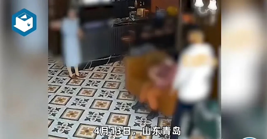 山东青岛，一中年女子带着孩子到一家理发店给孩子理发，理发师娴熟的给孩子理了发之后