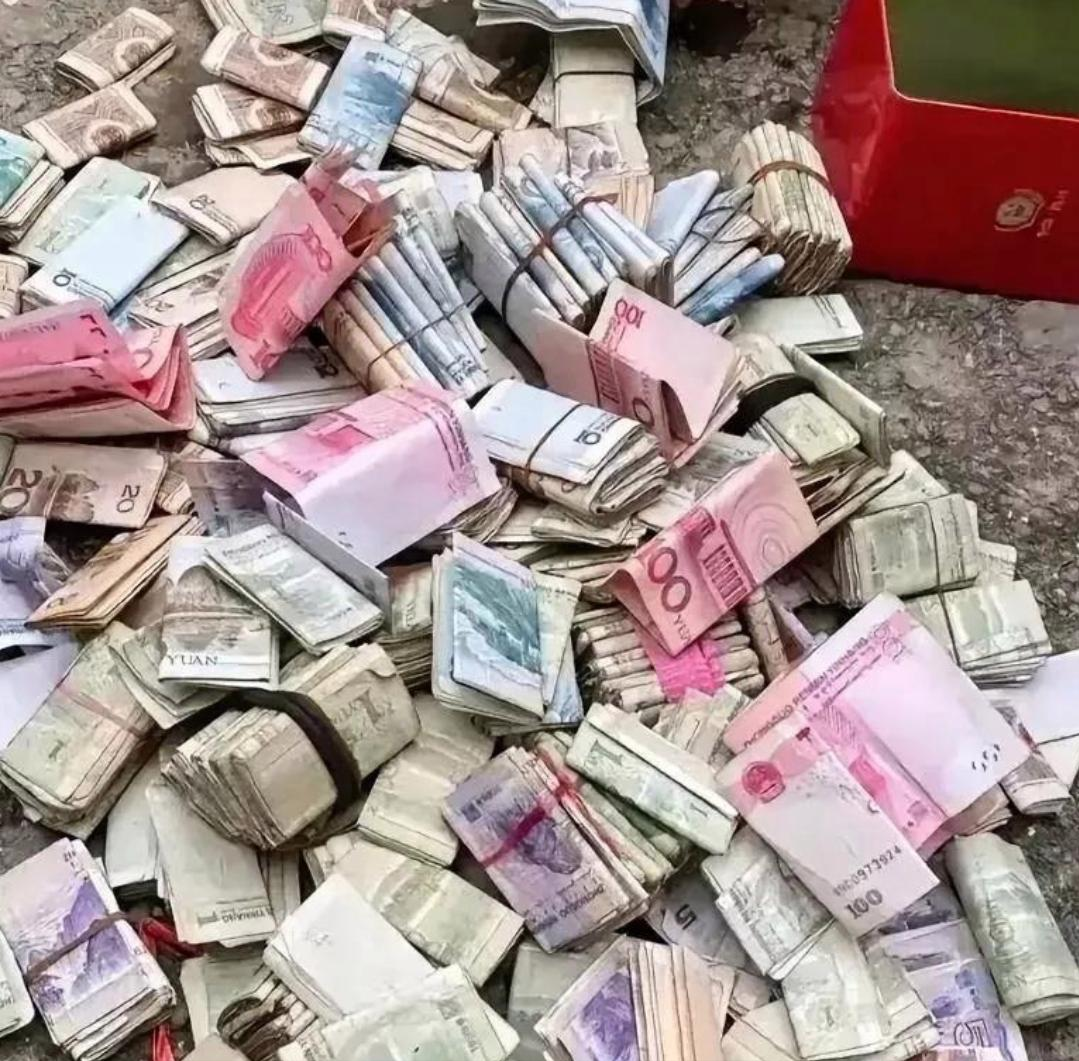 这是93 岁五保户老奶奶攒的钱，不过她已经走了！工作人员在其住处找到铁盒，内有钱