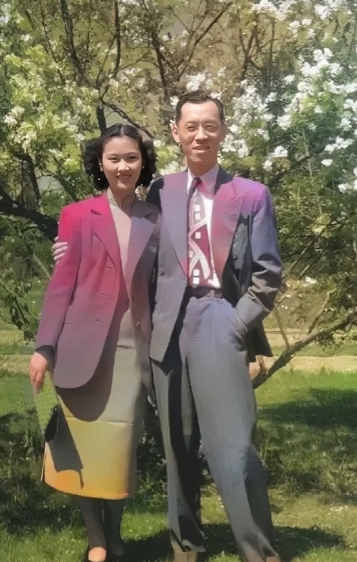 50年代，徐志摩的儿子徐积锴和儿媳张粹文的珍贵合影。镜头下的徐积锴西装革履，温文