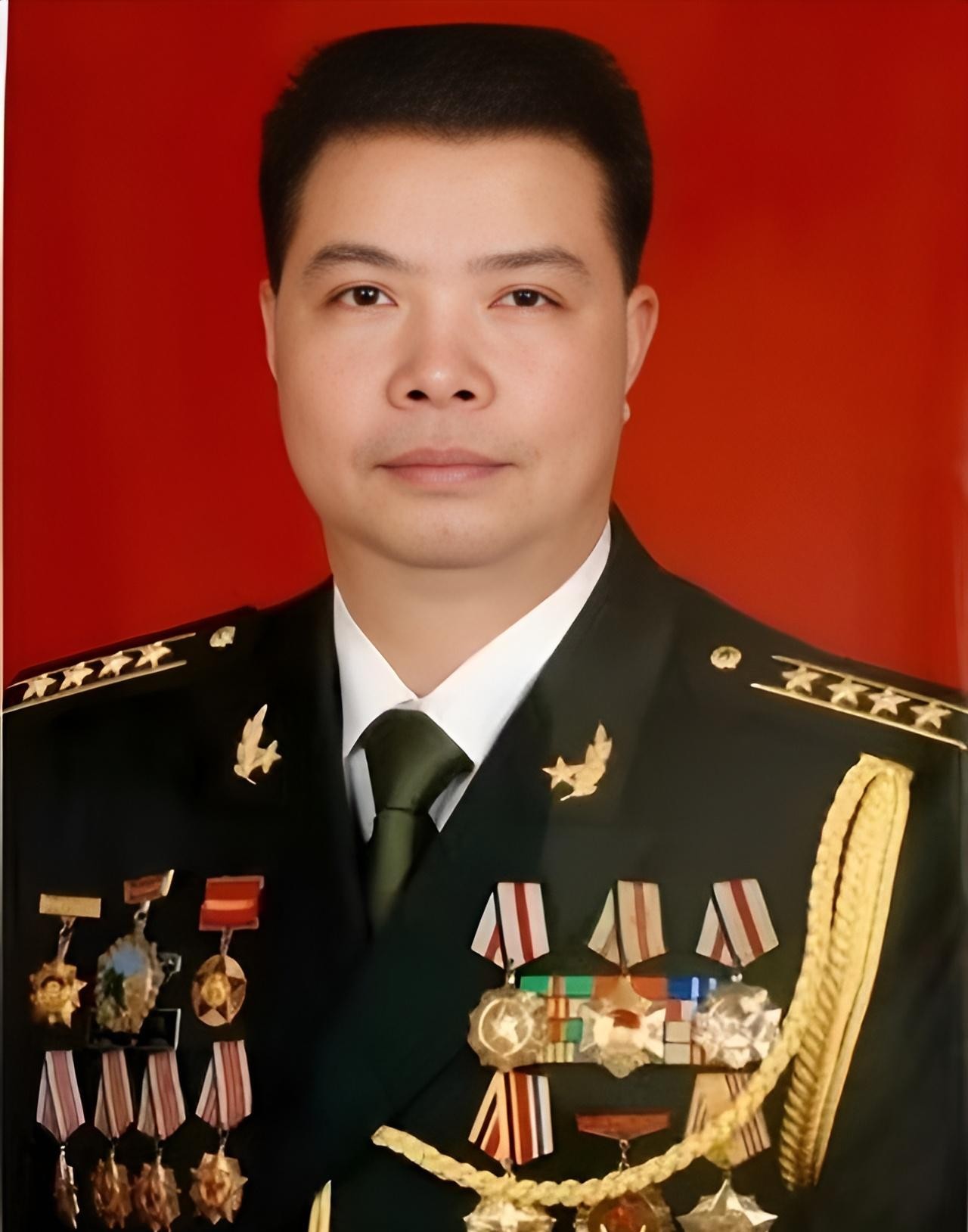 1985年，侦察兵隆志勇在一次任务中遭遇越军巡逻，险些丧命。然而，这名广西壮族普