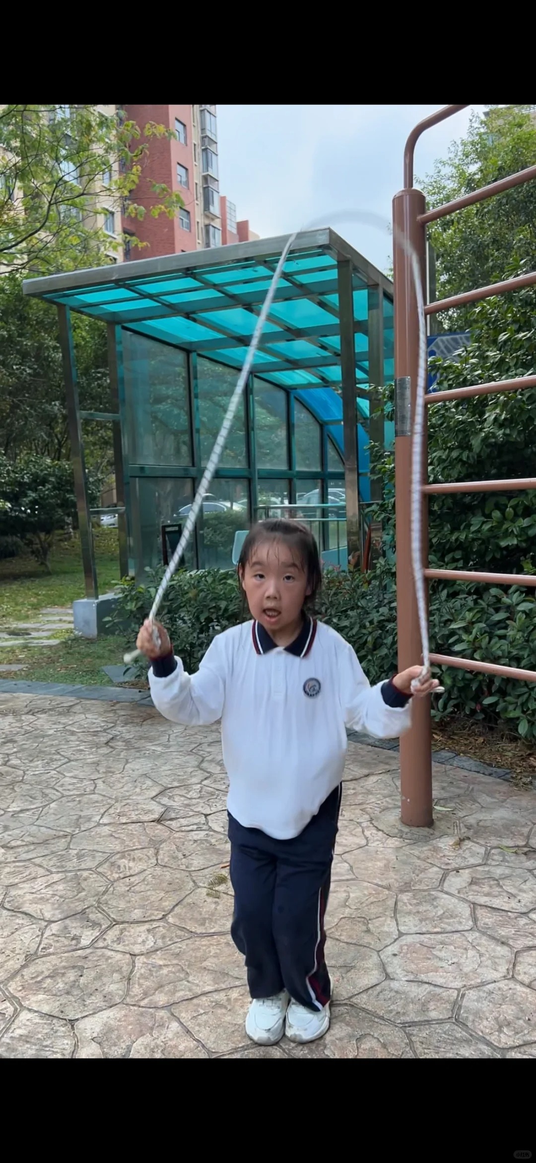 这是我女儿，不是我奶奶😅😅😅
偶然发现跳绳会让脸部下垂，翻看了一下我女儿跳