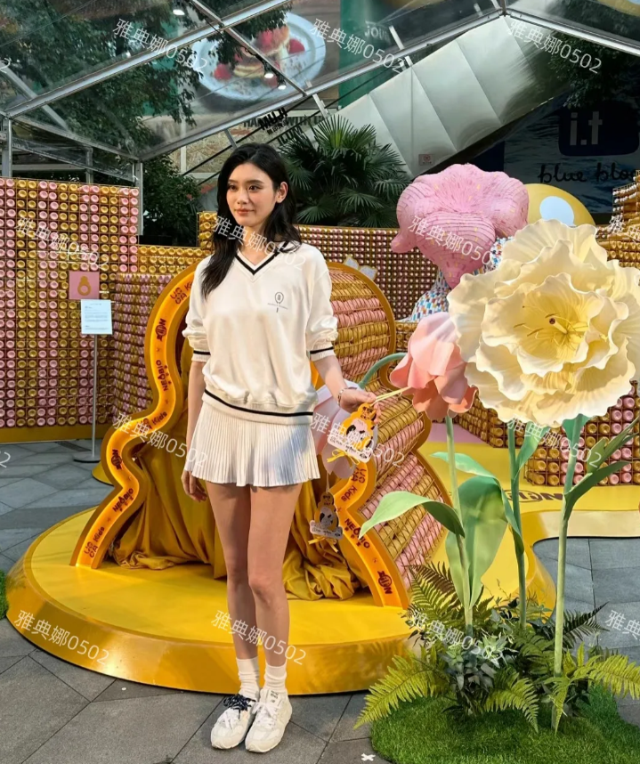 上海新天地偶遇奚梦瑶，她不愧是超模脸和身材都是顶级的，本人美到失语！
她穿平底鞋